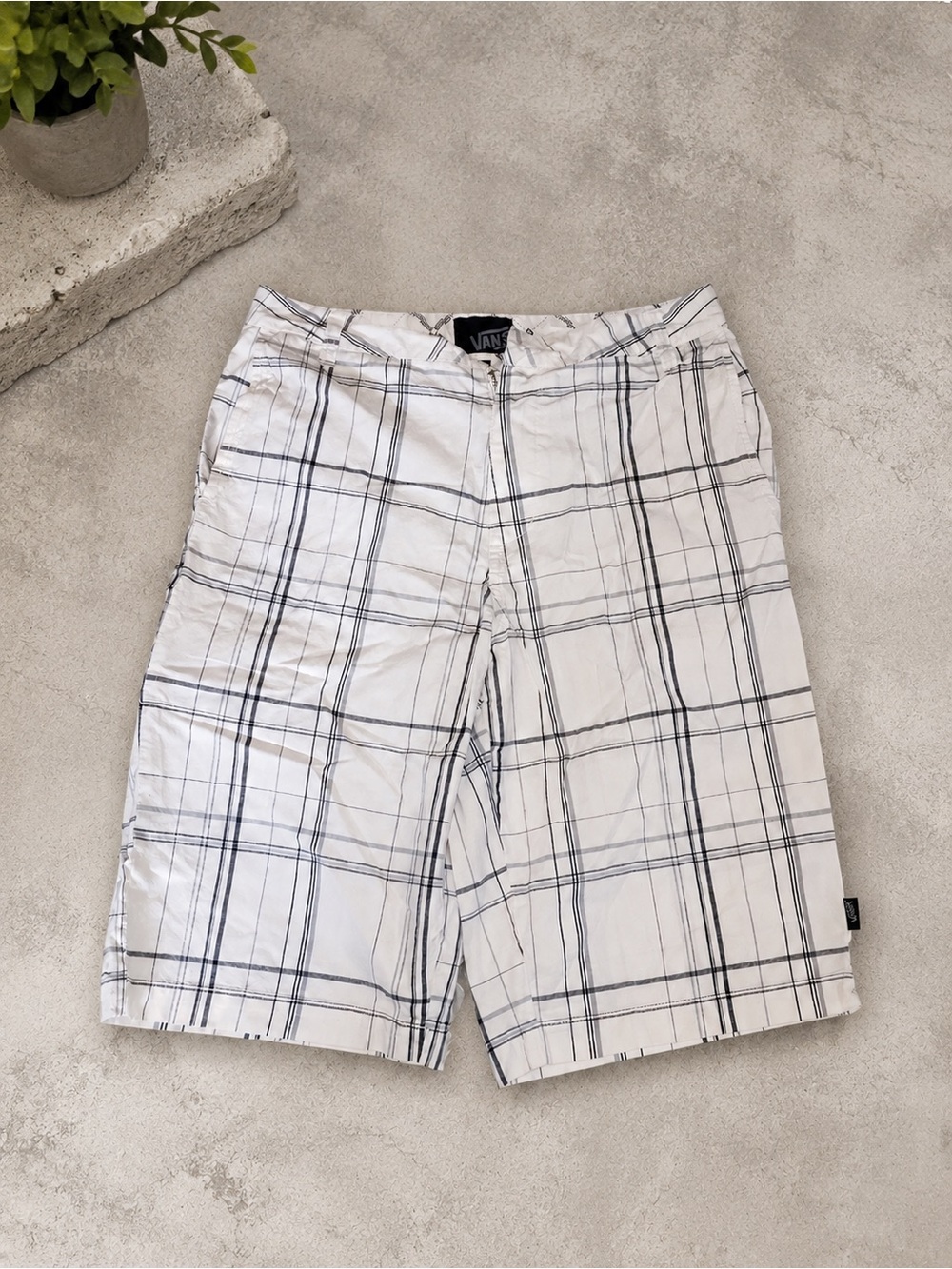Vans Men’s white shorts Sz 28 . Excellent condition 28W